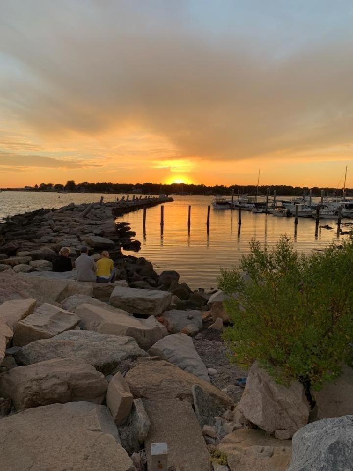 Borough Beach Apartment Stonington Buitenkant foto